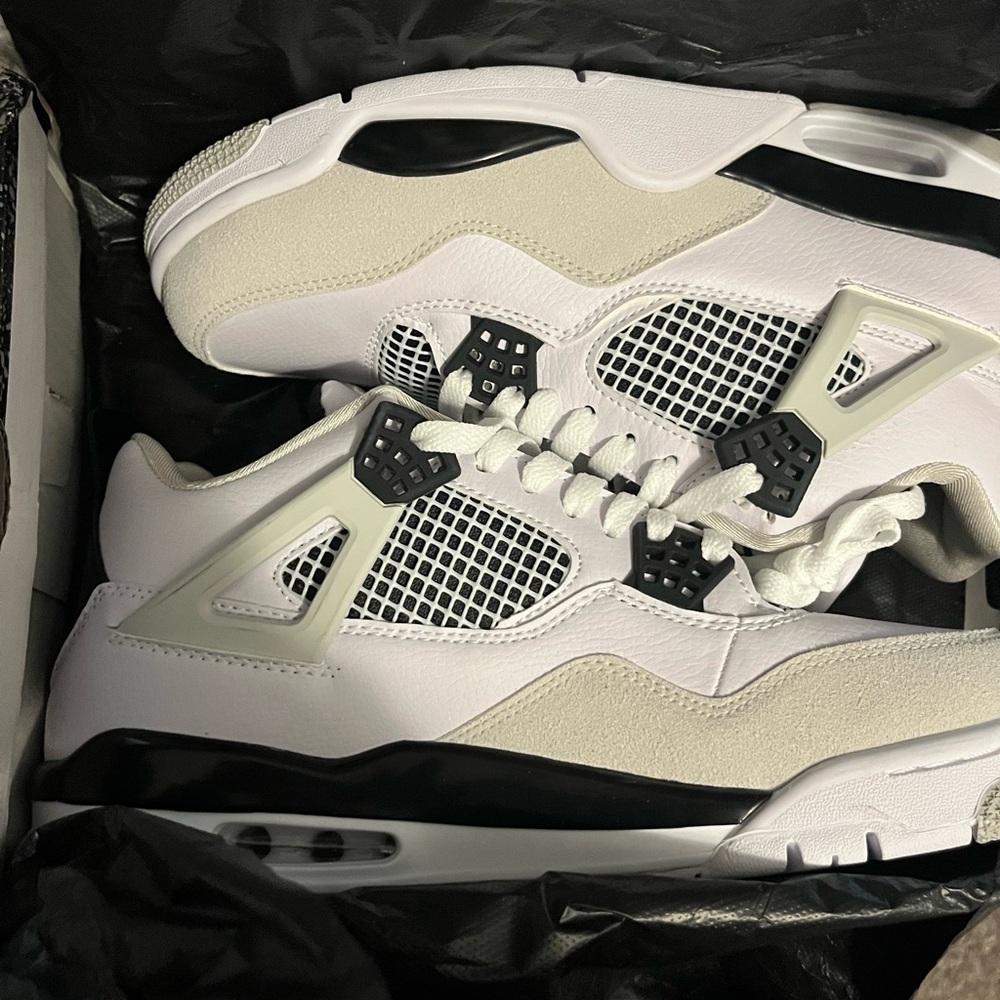 Air Jordan 4 Retro Military Black size 9.5